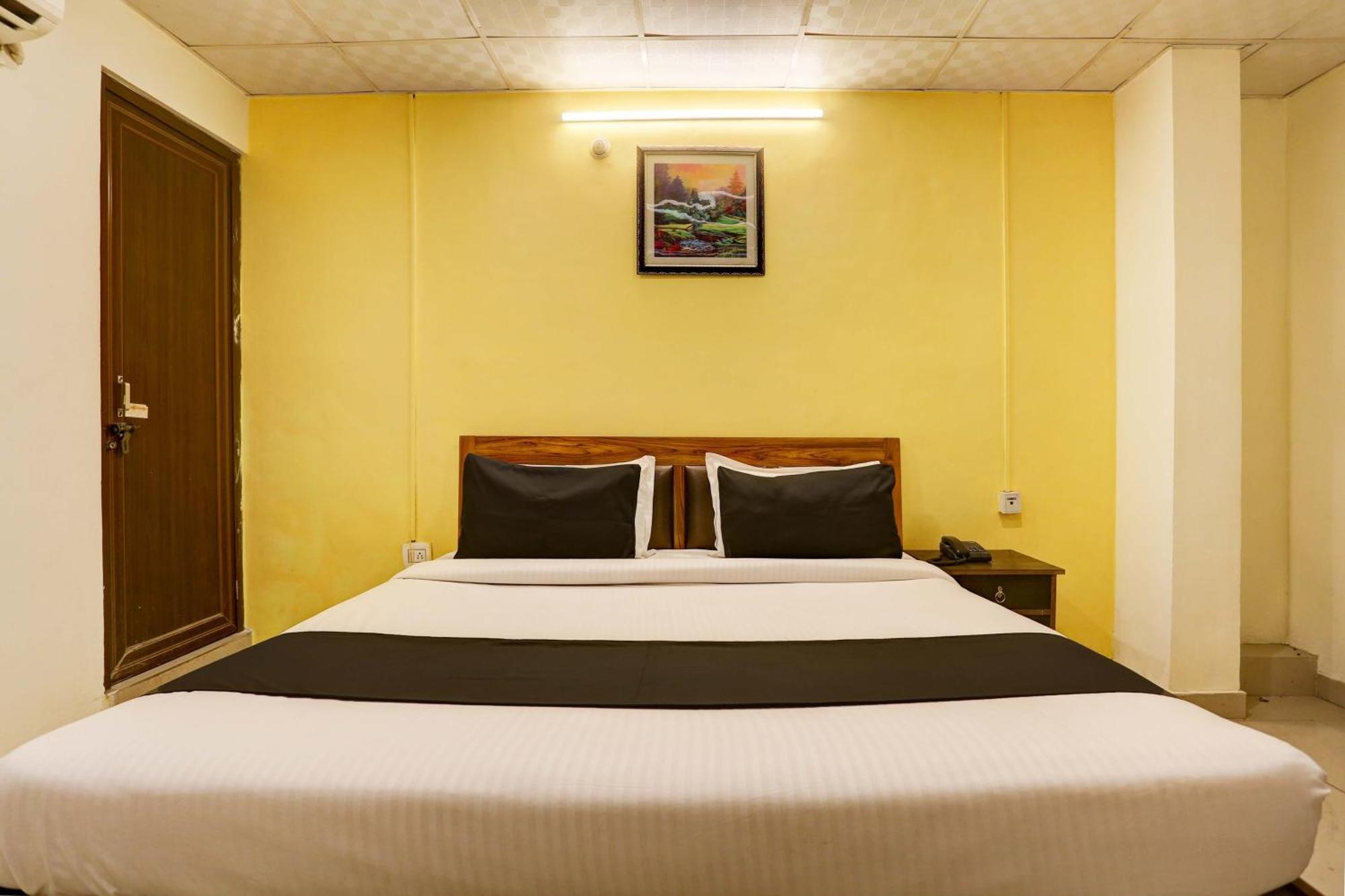 Collection O Hotel Moon Light Lucknow Exteriör bild