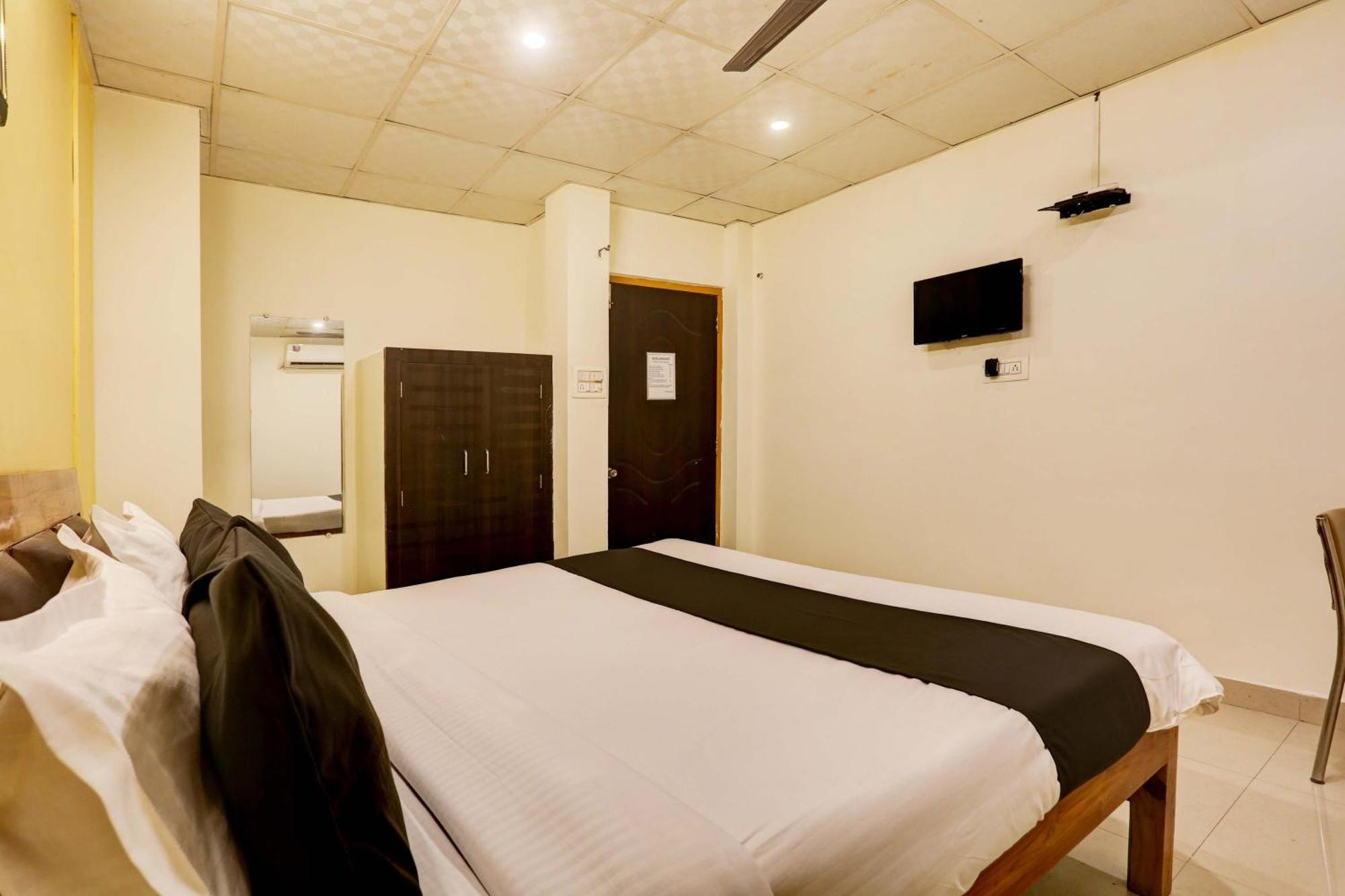 Collection O Hotel Moon Light Lucknow Exteriör bild