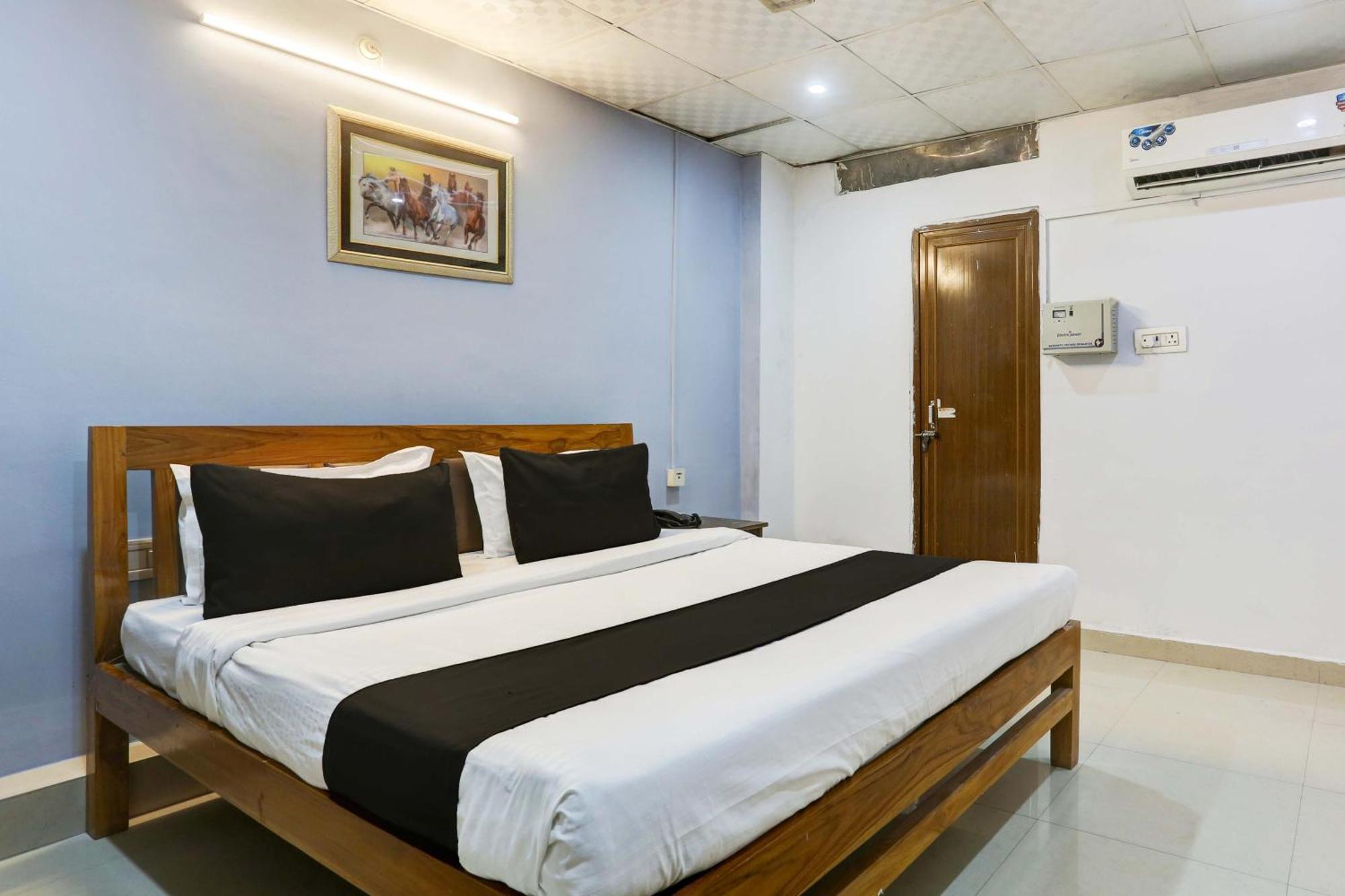 Collection O Hotel Moon Light Lucknow Exteriör bild