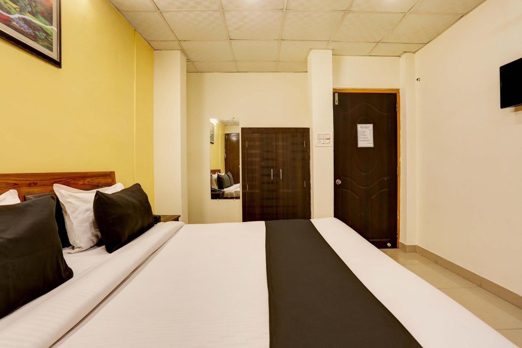 Collection O Hotel Moon Light Lucknow Exteriör bild