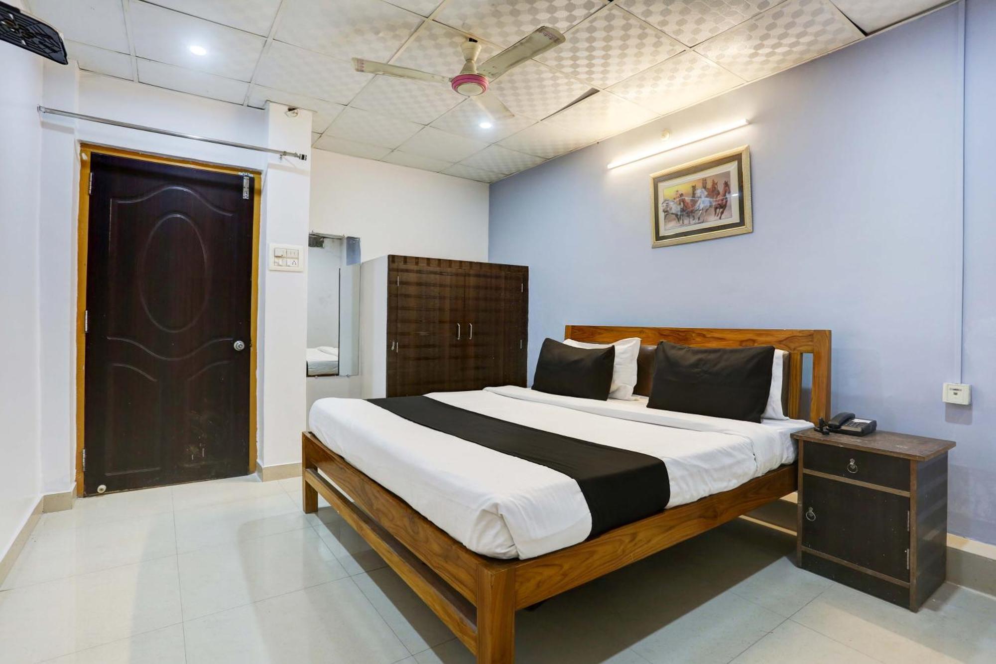 Collection O Hotel Moon Light Lucknow Exteriör bild