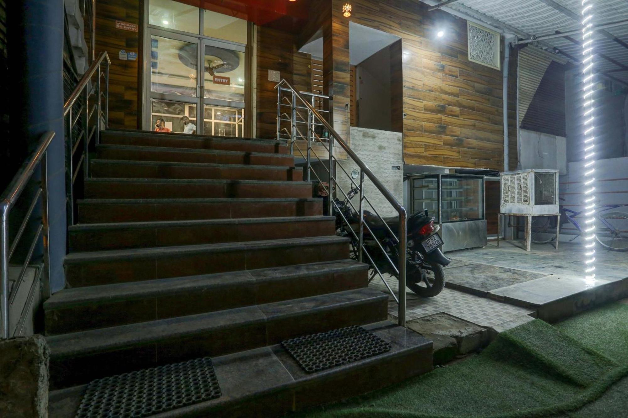 Collection O Hotel Moon Light Lucknow Exteriör bild